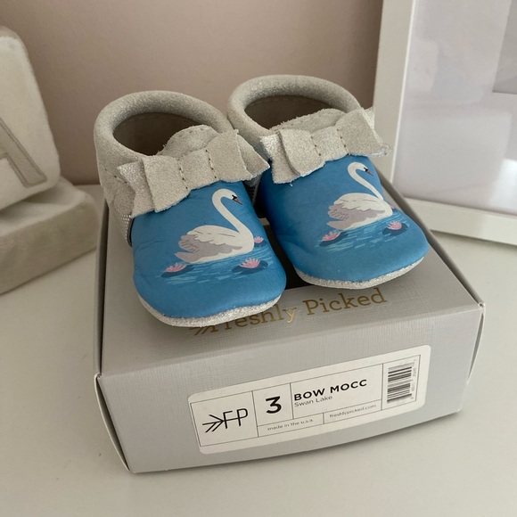 Freshly Picked Bow Moccasins - Swan Lake - Size 3 - Picture 3 of 4